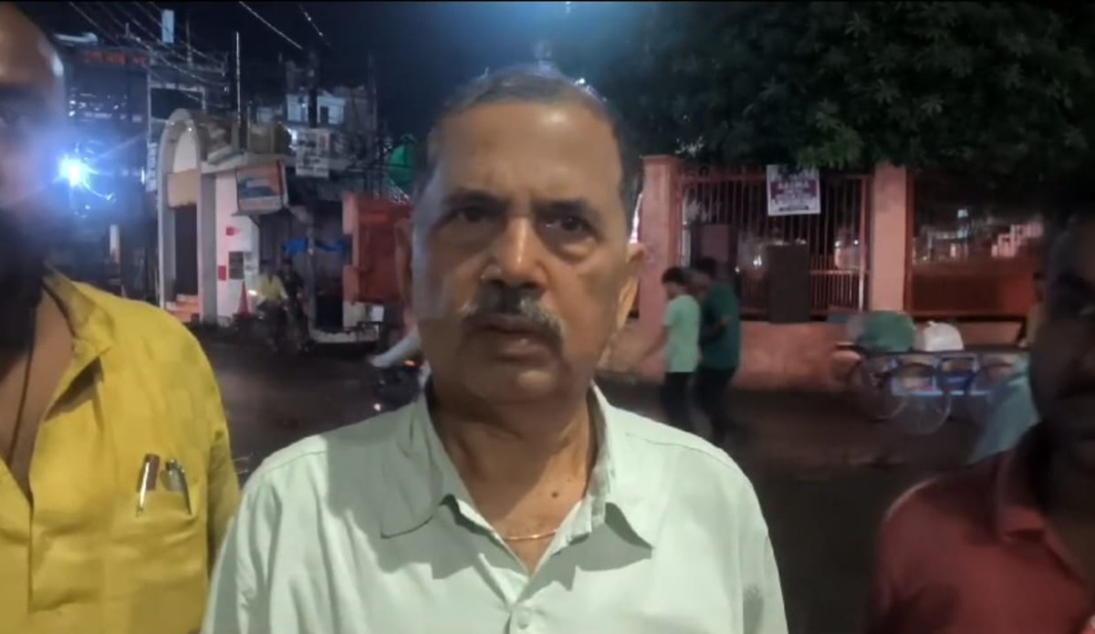 Photo of Ballia News : फर्जी जांच वाले बनकर की कपड़ा व्यापारी के साथ धोखाधड़ी, नकदी और सोना लेकर फरार