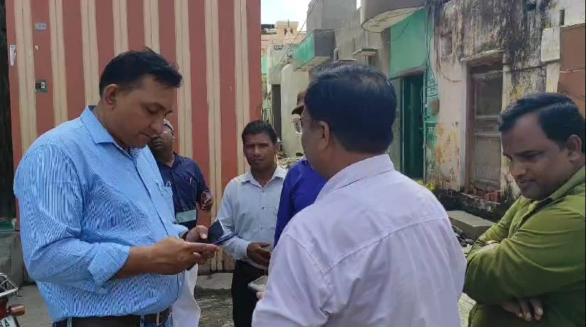 Photo of Chandausi News : नगर पालिका अधिकारी को रंगे हाथ बिजली चोरी करते हुए पकड़ा
