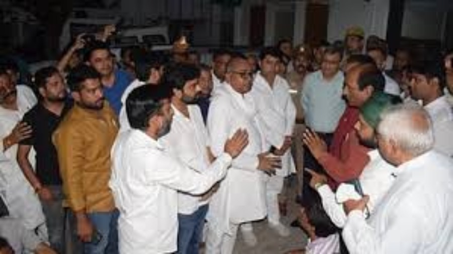 Photo of Meerut News : अश्लील वीडियो वायरल करने वाले आरोपी को गिरफ्तार कर छोड़ा, ब्राह्मण समाज ने दिखाया आक्रोश