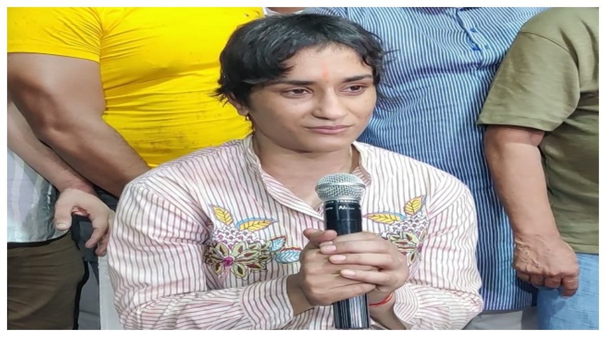 Photo of Vinesh Phogat : कांग्रेस ज्वॉइन करने से पहले विनेश ने रेलवे की नौकरी से दिया इस्तीफा, बोलीं… ‘भारतीय रेलवे परिवार की सदैव आभारी रहूंगी’