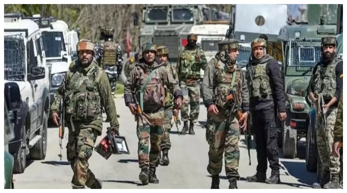 Photo of Jammu – Kashmir : सुरक्षाबलों और आतंकियों के बीच मुठभेड़, 3 जवान शहीद, 1 पुलिस अधिकारी घायल