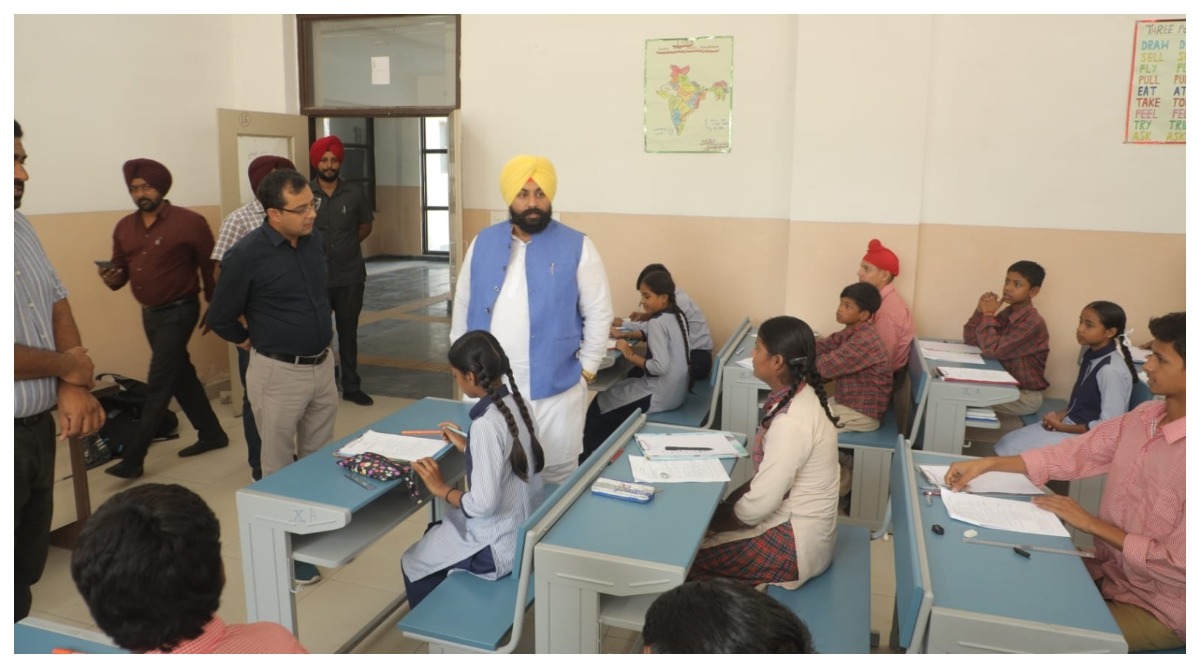 Photo of Punjab : हरजोत सिंह बैंस ने मोहाली के स्कूल ऑफ एमिनेंस के विद्यार्थियों से की मुलाकात