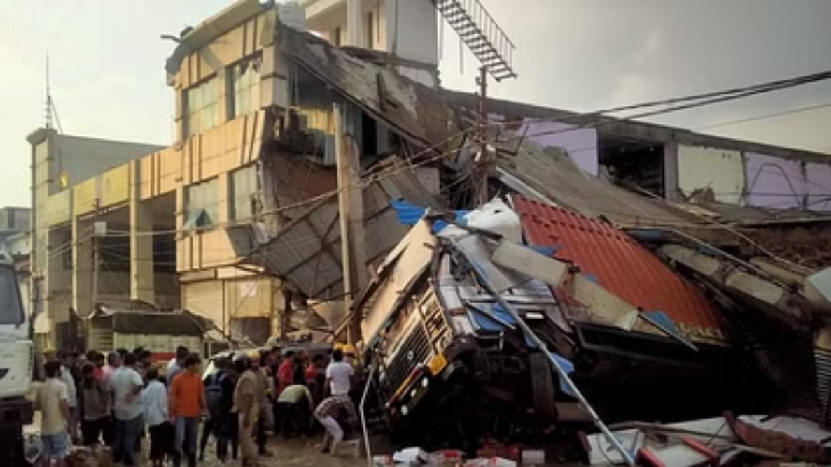 Photo of Lucknow Building Collapse : लखनऊ हादसे में मिले शवों की संख्या बढ़ती ही जा रही है, और कितनो को भरना होगा हादसे का हरजाना ?