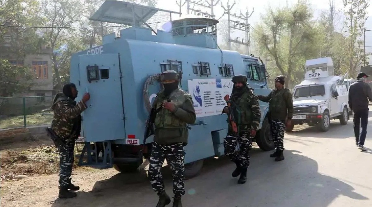Photo of Jammu – Kashmir : मेंढर के जंगल में सुरक्षाबलों ने दो से तीन आतंकियों को घेरा, रुक – रुककर हो रही फायरिंग