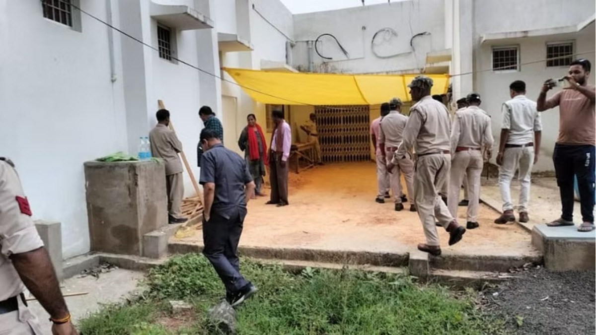Photo of Chhattisgarh News : वन विभाग पर छापा, करोड़ों की सागौन की लकड़ी जब्त