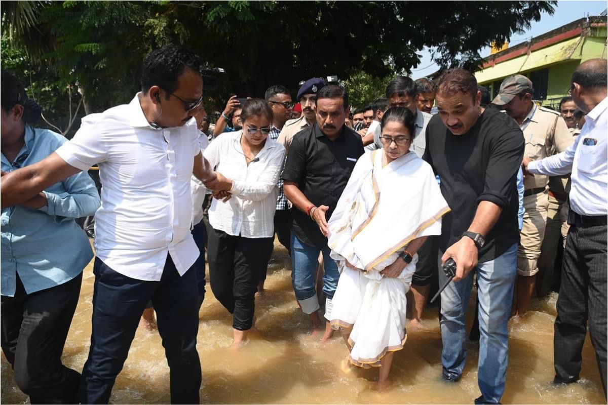 Photo of Bengal Flood : सीएम ममता बनर्जी ने बाढ़ प्रभावित इलाकों का किया दौरा, कहा – ‘केंद्र सरकार की लापरवाही के कारण…’