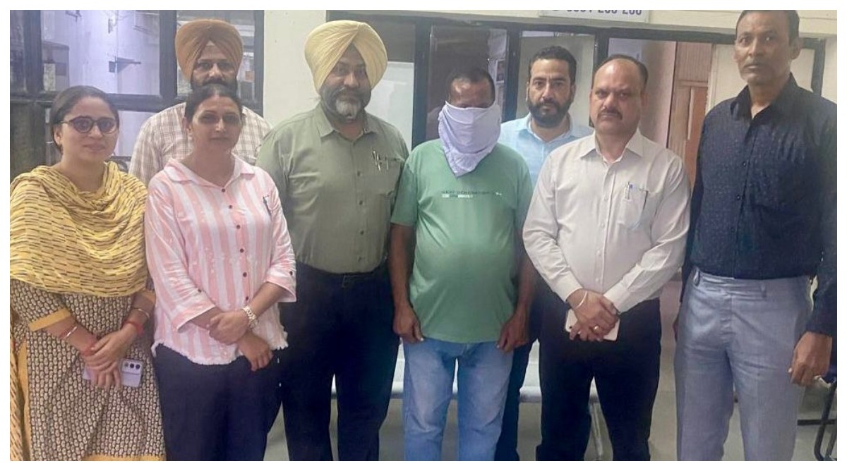 Photo of Punjab : विजिलेंस ब्यूरो ने दुकानदार से 5000 रुपये रिश्वत लेते हुए वेब पत्रकार को पकड़ा रंगे हाथों