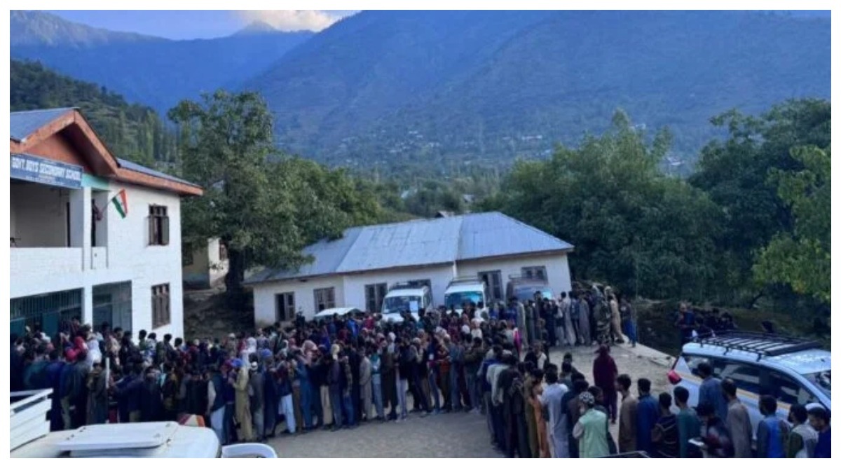 Photo of Election : जम्मू – कश्मीर में दूसरे चरण के लिए हो रही वोटिंग, 6 जिलों की 26 सीटों पर मतदान