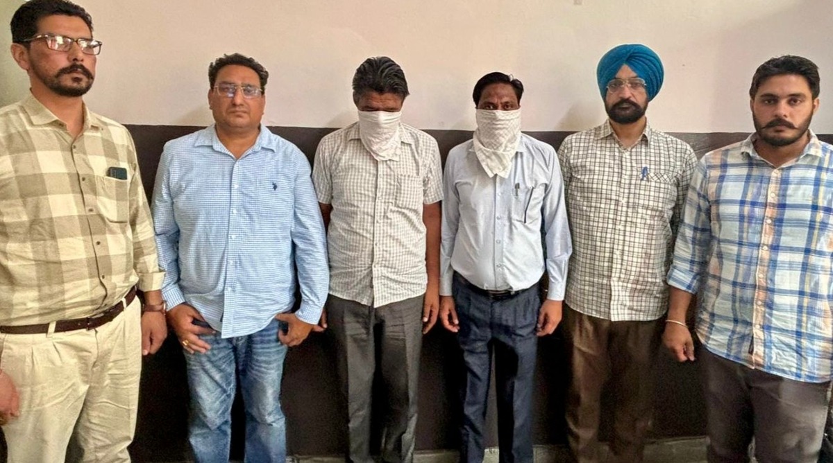 Photo of Punjab : सड़क निर्माण में अनियमितताओं के आरोप में जेई और ठेकेदार गिरफ्तार, काउंसिल इंजीनियर की तलाश जारी