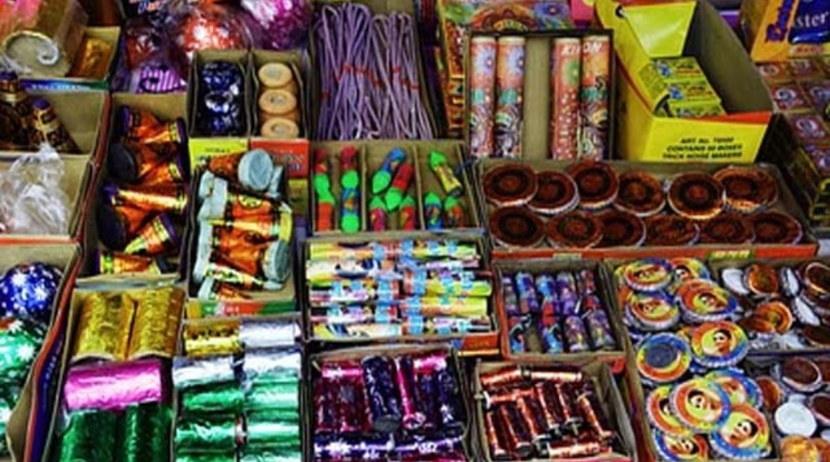Photo of दिल्ली पुलिस ने जब्त किए 100 किलोग्राम से अधिक पटाखे, दो गिरफ्तार