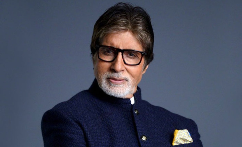 Photo of आधी रात को जलसा के बाहर पहुंचे फैंस, अलग अंदाज में मनाया Big B का बर्थडे