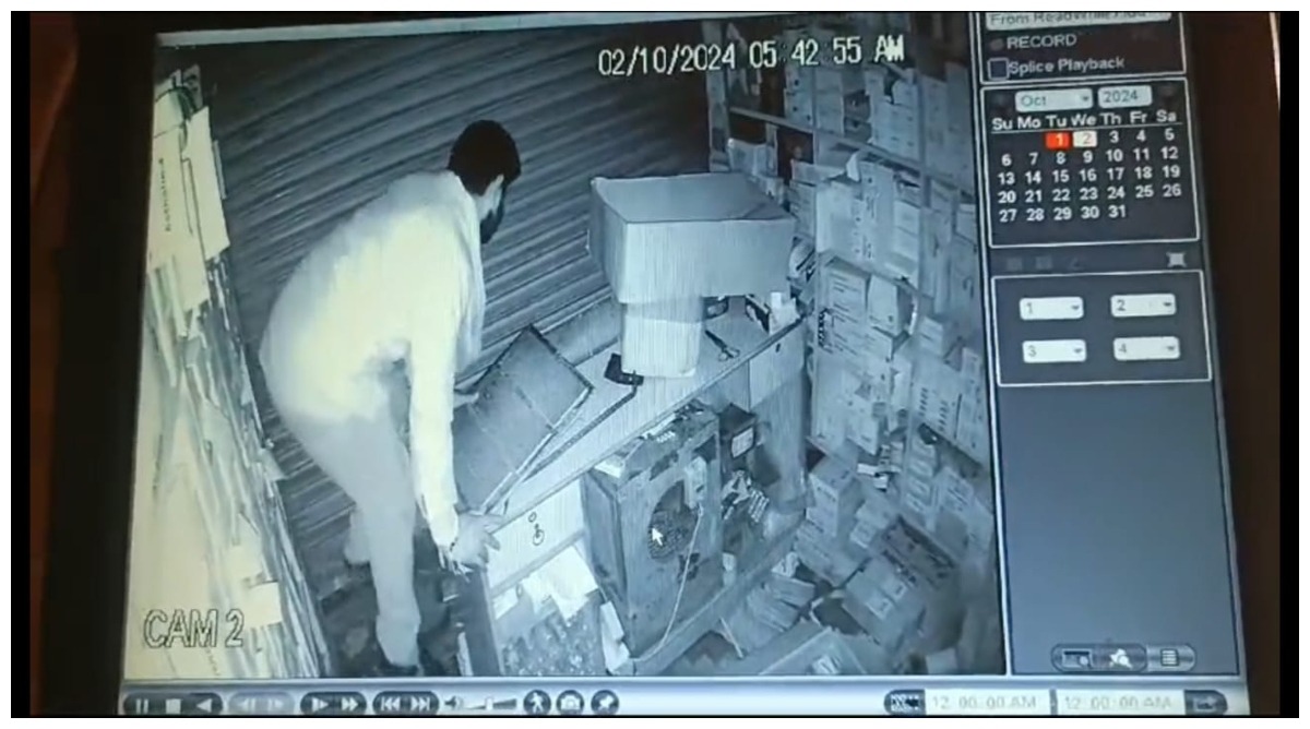 Photo of Bhadohi News : मेडिकल एजेंसी से हजारों की नकदी व दवा की चोरी, CCTV में कैद हुआ चोर