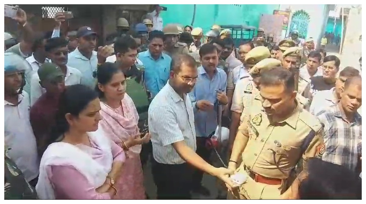 Photo of Sambhal News: हाई कोर्ट के आदेश पर खाली किए जाएंगे अवैध रूप से बनाए 80 मकान, कार्रवाई से मचा हड़कंप