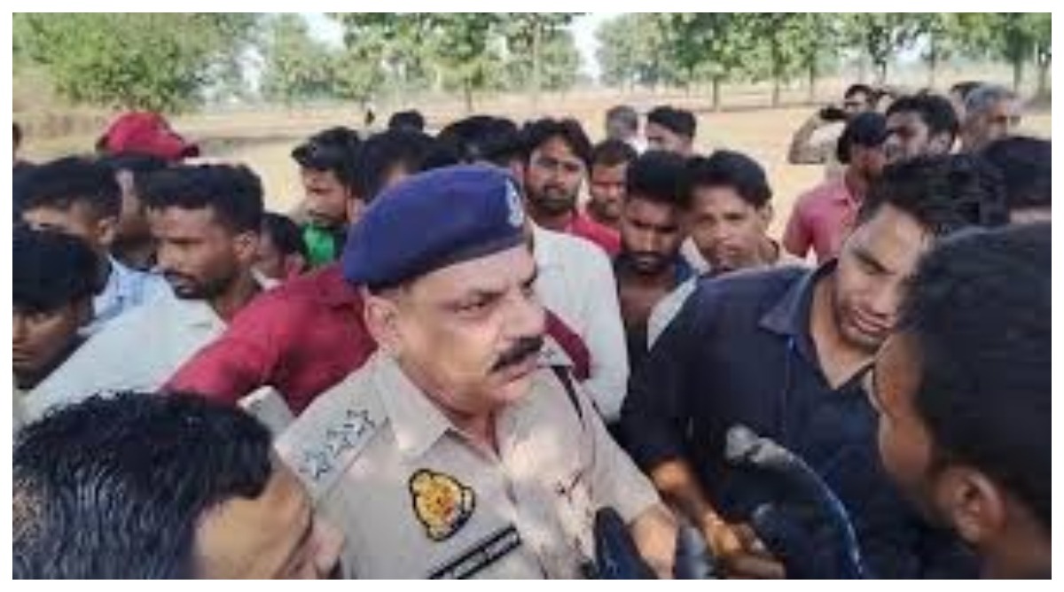 Photo of Chhibramau News: हाईवे किनारे पेड़ से लटका मिला शव, परिजनों ने किया रोड जाम