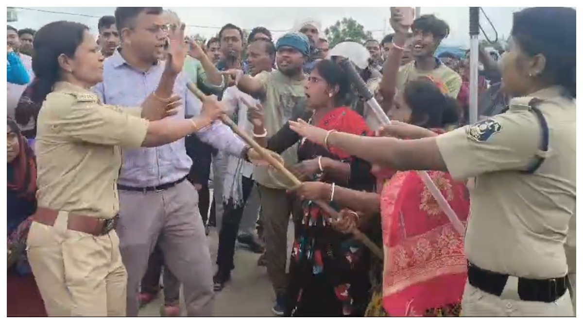 Photo of Chhattisgarh News: युवक के आत्महत्या करने पर आक्रोशित लोगों ने पुलिस पर जमकर पत्थरबाजी की