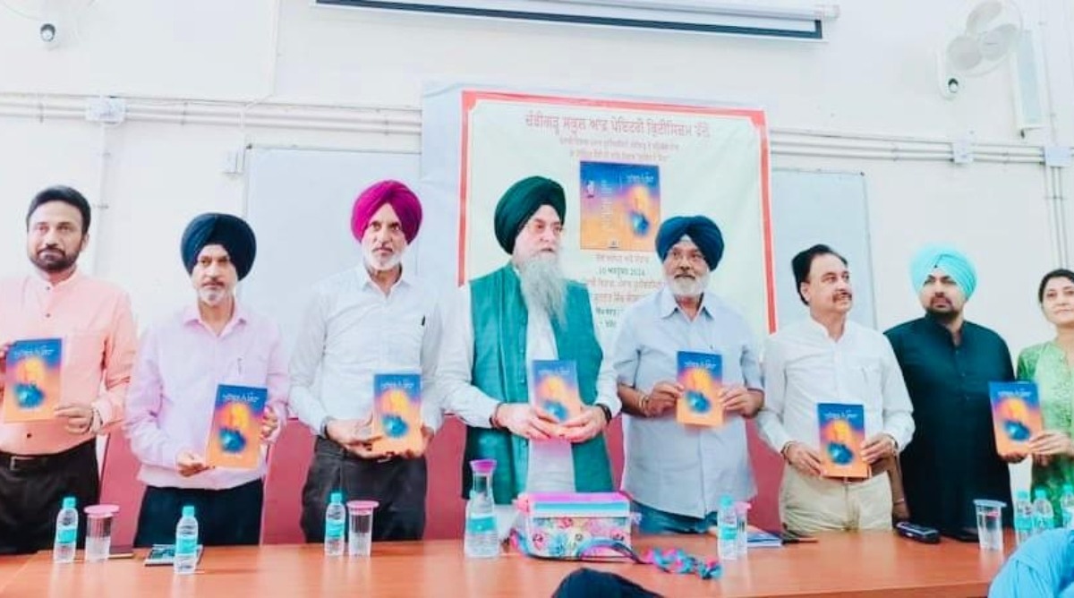 Photo of पंजाब विधानसभा के स्पीकर ने प्रसिद्ध कवि और लेखक डॉ. देविंदर सैफी की काव्य-पुस्तक ‘मुहब्बत ने कहा’ का किया विमोचन