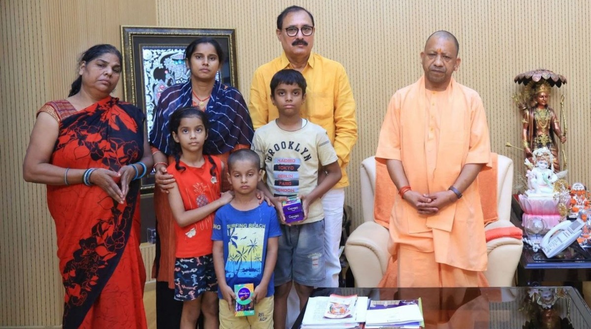 Photo of CM योगी  ने की मृतक मोहित के परिजनों से मुलाकात, दिया दस लाख रुपये का चेक, अन्य योजनाओं का लाभ दिलाने के निर्देश