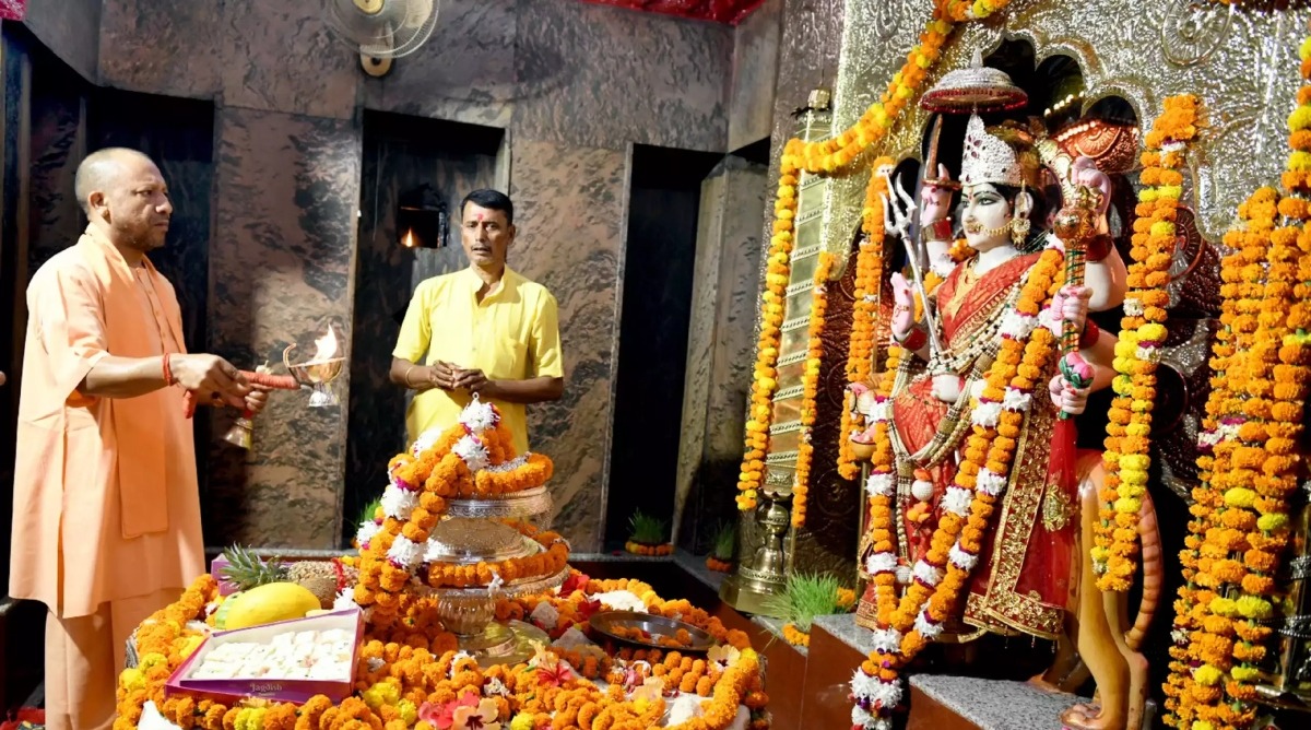 Photo of CM Yogi ने ‘शक्ति के पर्व’ पर की मां की आराधना, गायों को किया दुलार, बच्चों को दी चॉकलेट