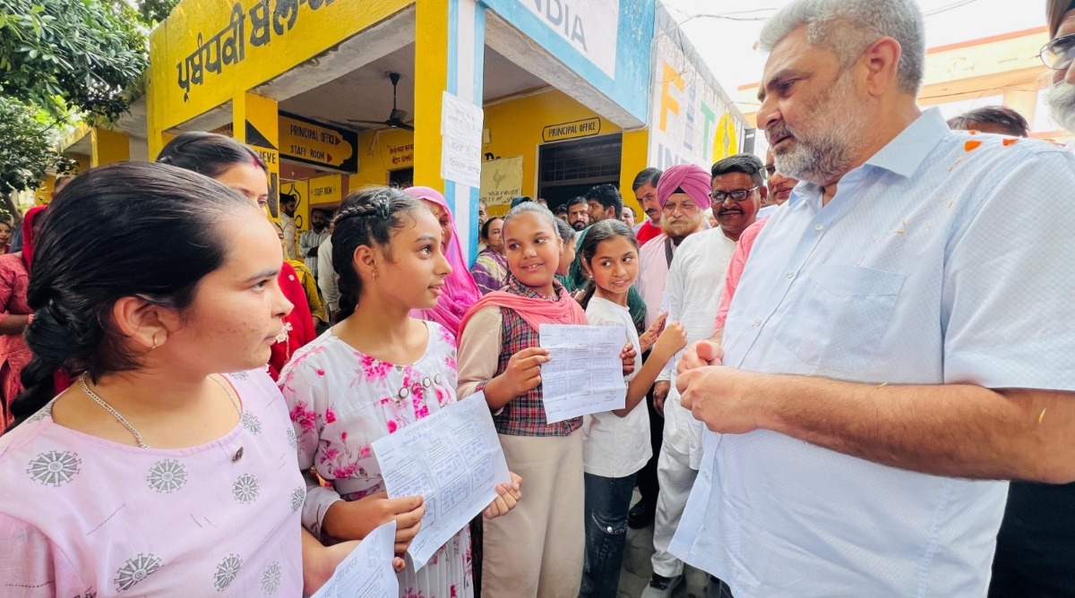 Photo of Punjab : पठानकोट के सरकारी स्कूलों में भी हुए मेगा पीटीएम समारोह, कैबिनेट मंत्री लाल चंद कटारूचक्क ने की शिरकत