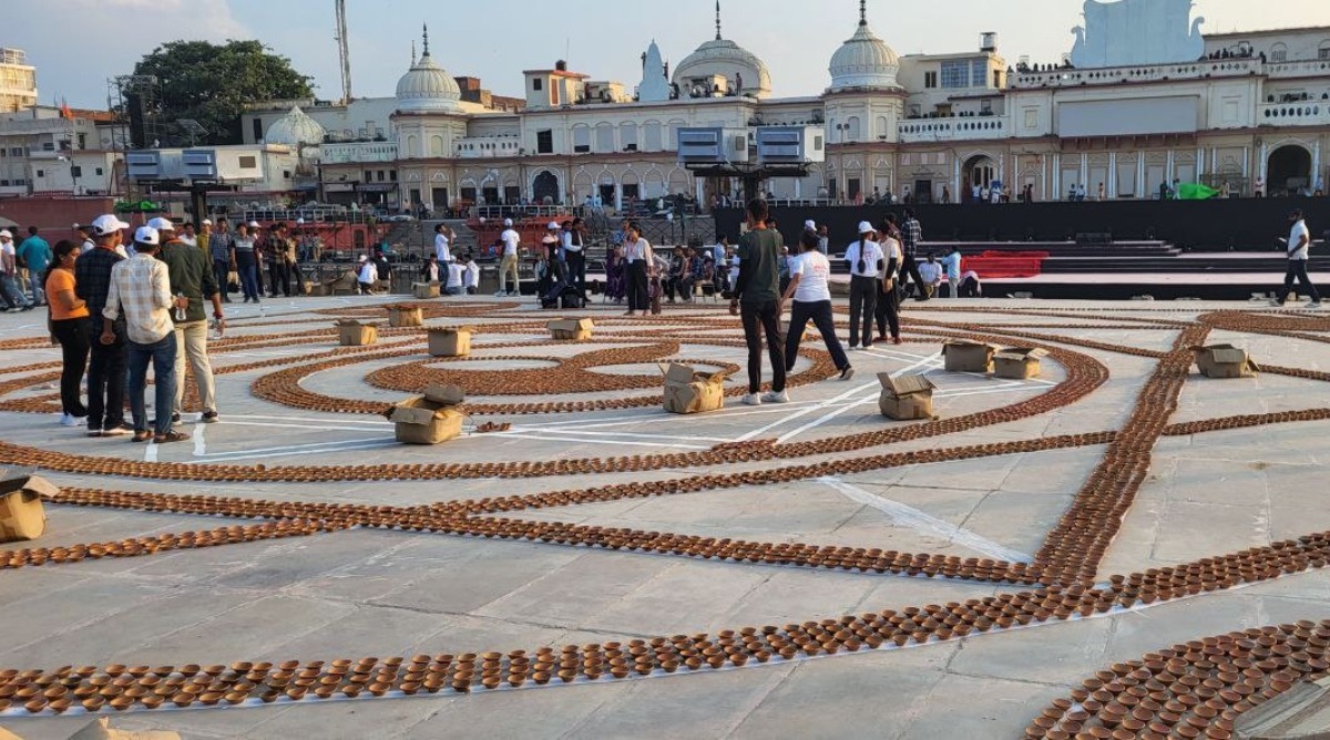 Photo of अयोध्या : 80 हजार दीपों से बना स्वास्तिक पूरे विश्व को देगा शुभता का संदेश