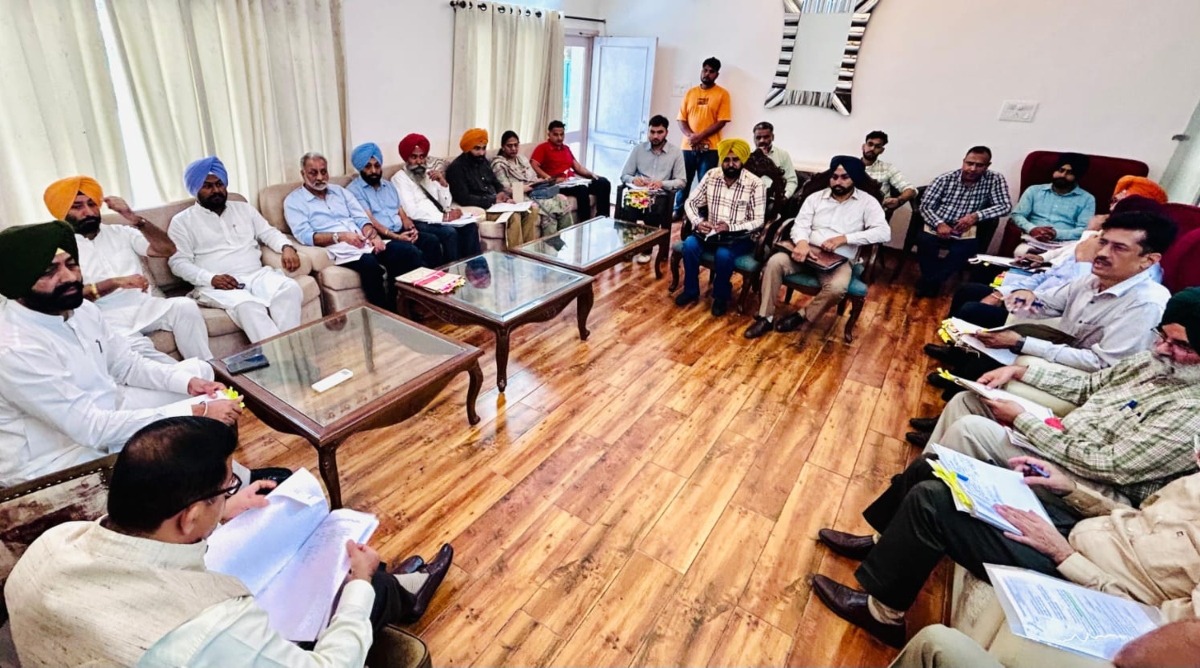 Photo of Punjab : सरकारी बसों के ड्राइवर्स और कंडक्टर्स को खुशखबरी देने की तैयारी में परिवहन मंत्री, नियमित करने संबंधी मांग पर विचार विमर्श