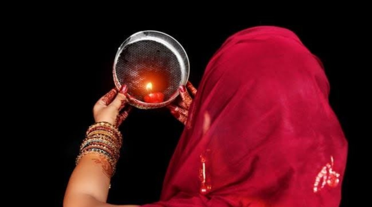Photo of करवाचौथ पर न आ पाया पिया, तो महिला ने बॉयफ्रैंड को बुला लिया, और फिर…