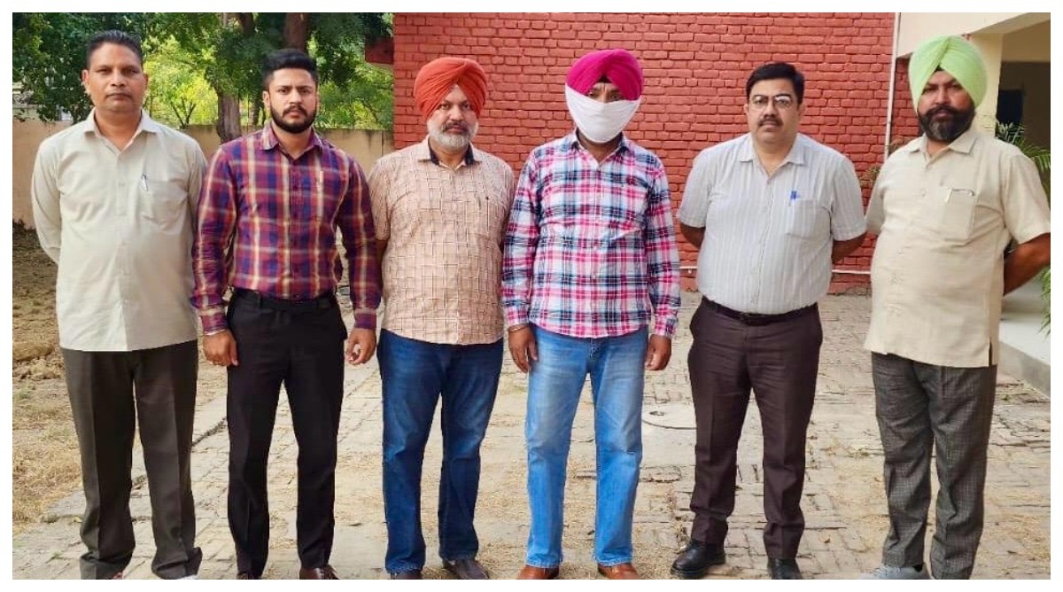 Photo of विजिलेंस ब्यूरो ने पी.एस.पी.सी.एल. के हेड कैशियर को 50,000 रुपये की रिश्वत लेते किया गिरफ्तार