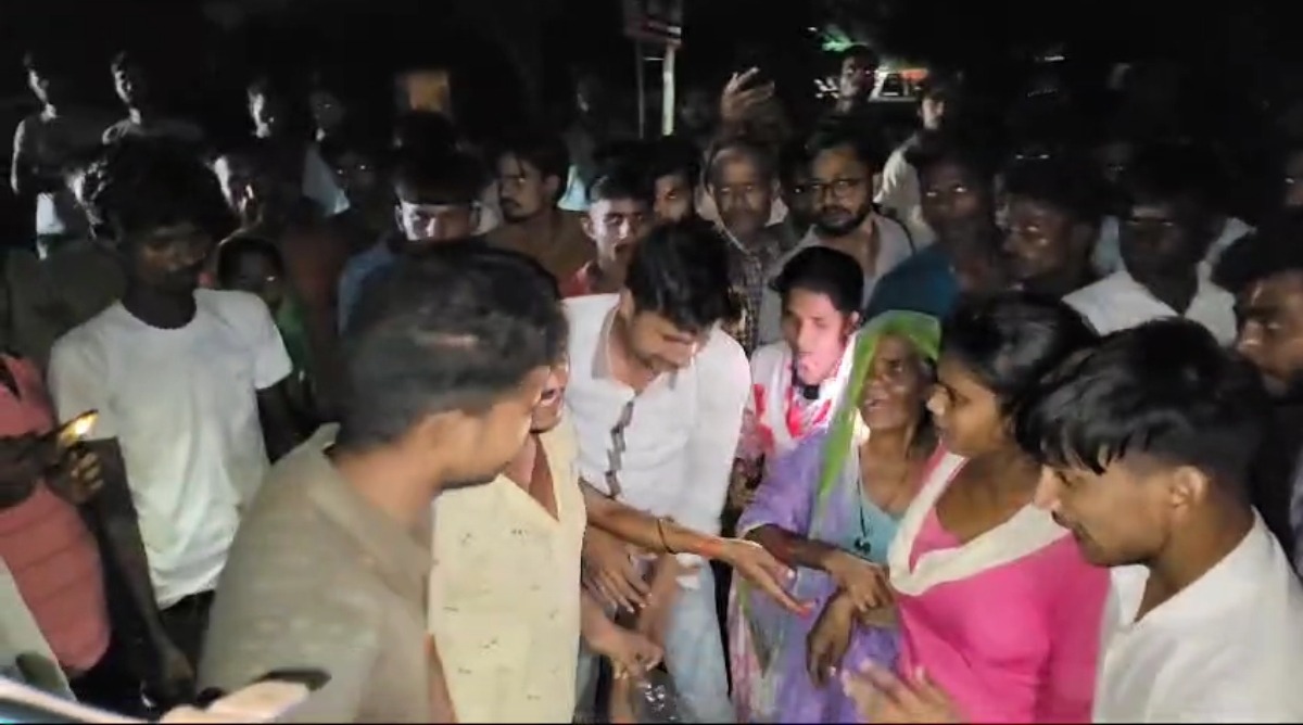 Photo of UP : बेटी के घर जाने को सड़क पार कर रहे थे पति-पत्नी, तेज रफ्तार से आई कार और…