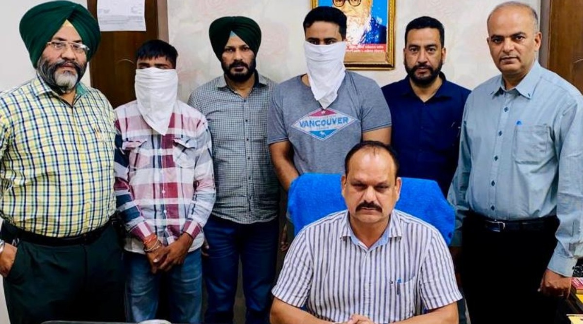 Photo of Punjab : 50,000 रुपए रिश्वत लेता SHO और उसका साथी विजिलेंस ब्यूरो ने रंगे हाथों किया गिरफ्तार