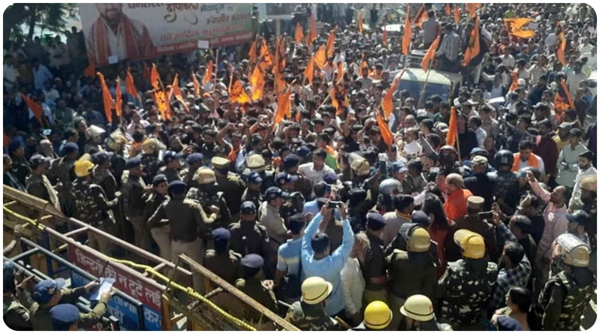 Photo of Uttarkashi: मस्जिद को लेकर माहौल गर्म, पुलिस से भिड़ गई भीड़, फिर दे दना दन