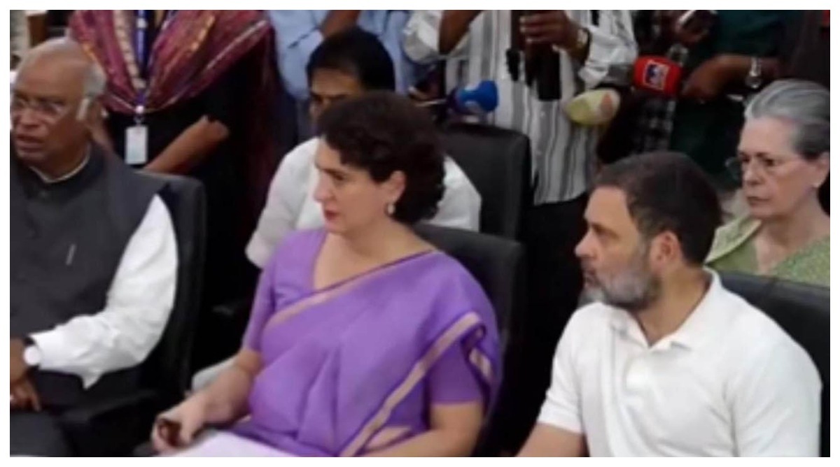 Photo of Lok Sabha bypoll : प्रियंका गांधी ने वायनाड से नामांकन किया दाखिल, कहा – ‘लोग पहले से ही बहुत प्यार दे रहे हैं…’