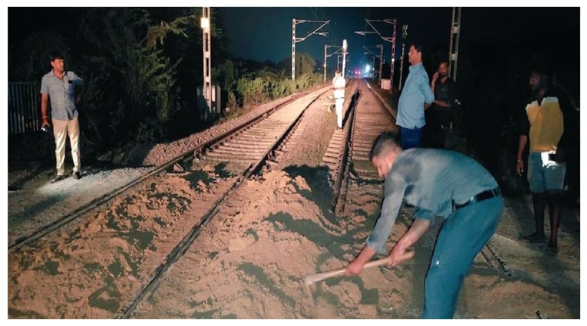 Photo of Rae Bareli : टला बड़ा हादसा, ट्रैक पर बालू का ढेर, लोको पायलट ने रोकी ट्रेन