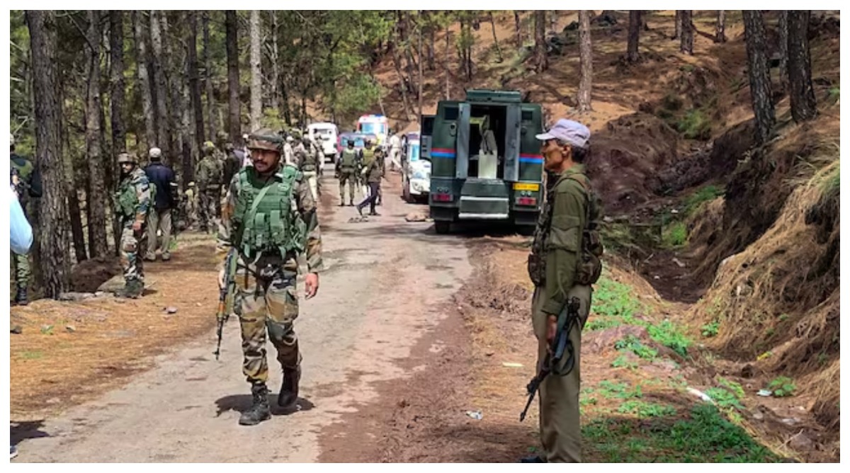 Photo of Jammu – Kashmir : आतंकियों ने दो जवानों का किया अपहरण, एक जवान सुरक्षित निकला, दूसरे जवान का मिला शव