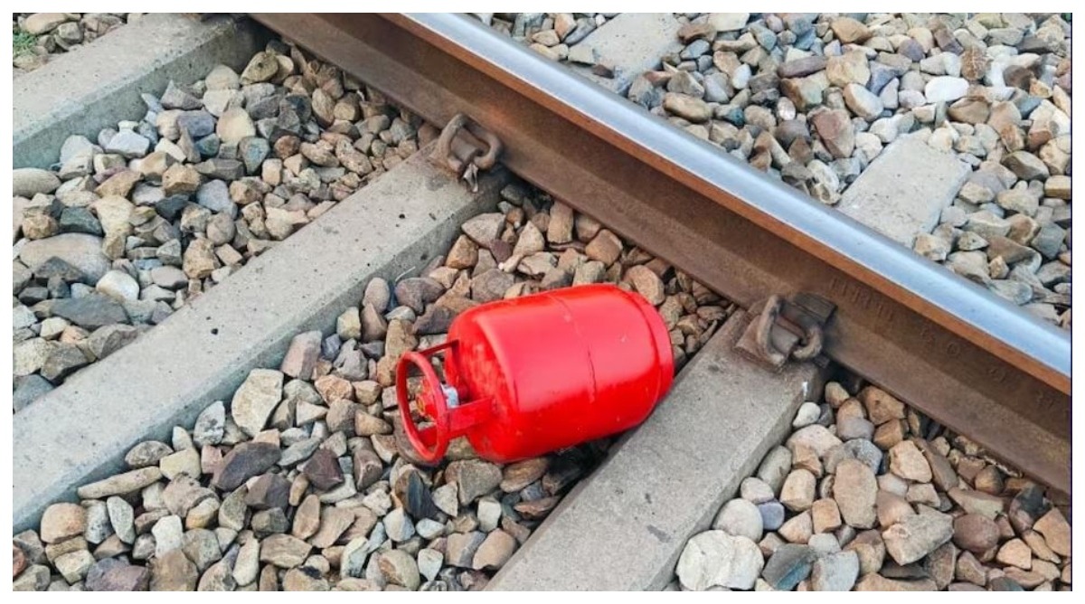 Photo of Railway Track : एक बार फिर टला बड़ा हादसा, रेलवे ट्रैक पर मिला सिलेंडर