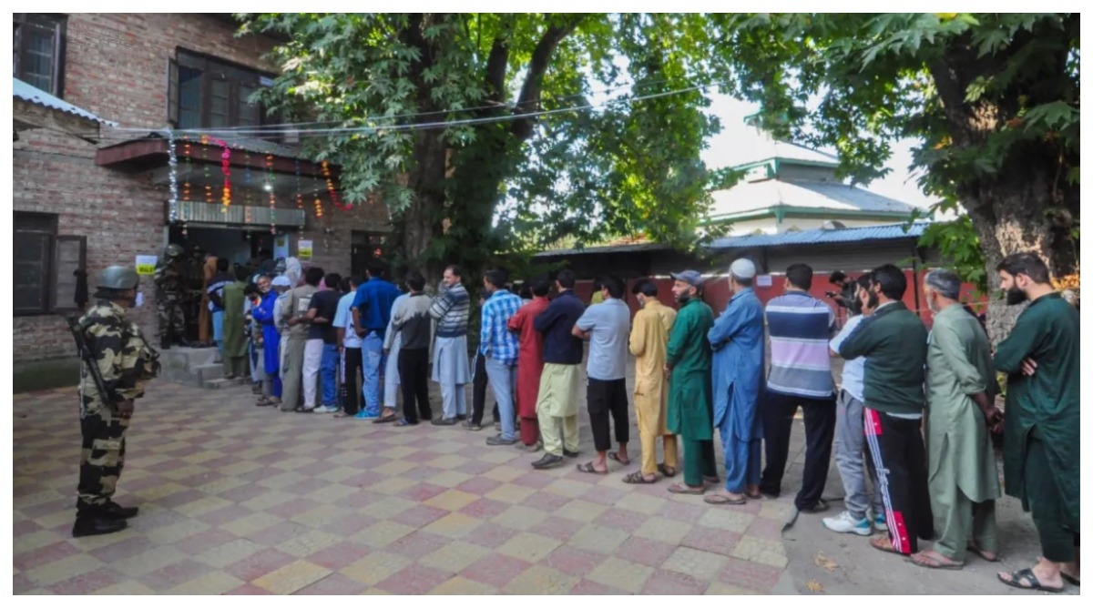 Photo of Jammu – Kashmir : तीसरे फेज के लिए वोटिंग जारी, 3 बजे तक 56.01% मतदान