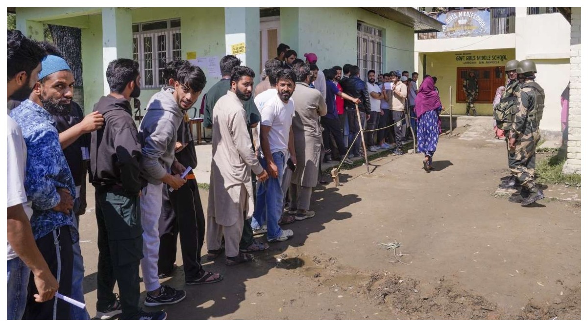 Photo of Jammu – Kashmir : तीसरे चरण के लिए हो रही वोटिंग, पोलिंग बूथों में लोगों की कतारें