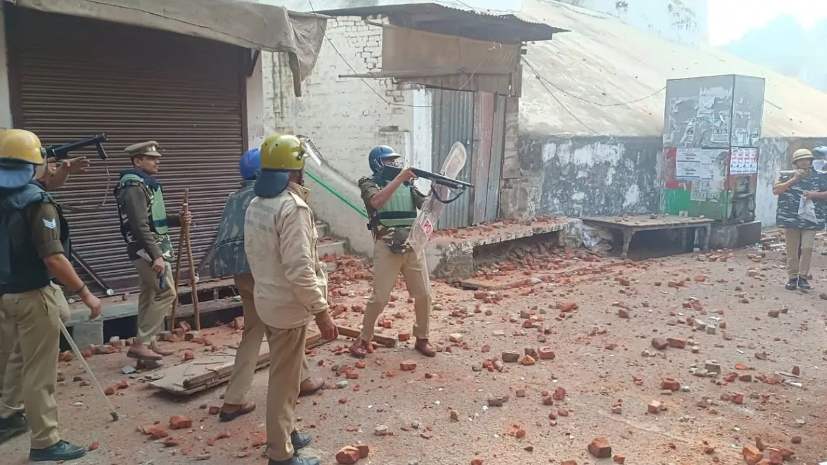 Photo of Sambhal News: संभल में हिंसा और हंगामा शुरू होते घरों में कैद हुए लोग, गोलियों की आवाज से सहमे बच्चे