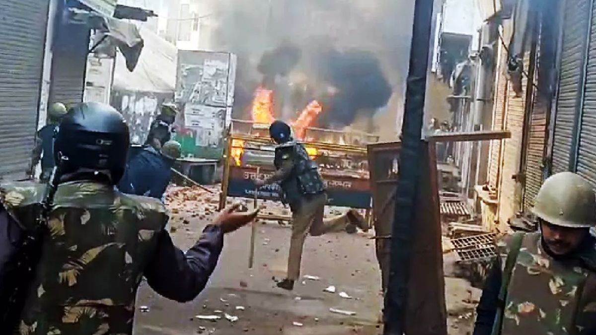 Photo of UP News : संभल में हिंसा करने वालों की अब खैर नहीं… चौराहों पर लगेंगे पत्थरबाजों के पोस्टर, नुकसान की होगी वसूली