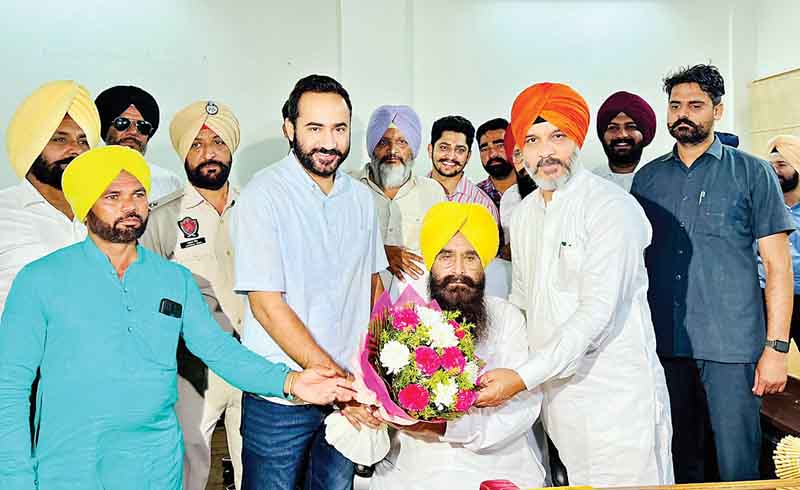 Photo of Punjab News: संधवां ने पार्टी प्रधान और कार्यकारी प्रधान की ज़िम्मेदारी मिलने पर अमन अरोड़ा और शैरी कलसी को दी बधाई