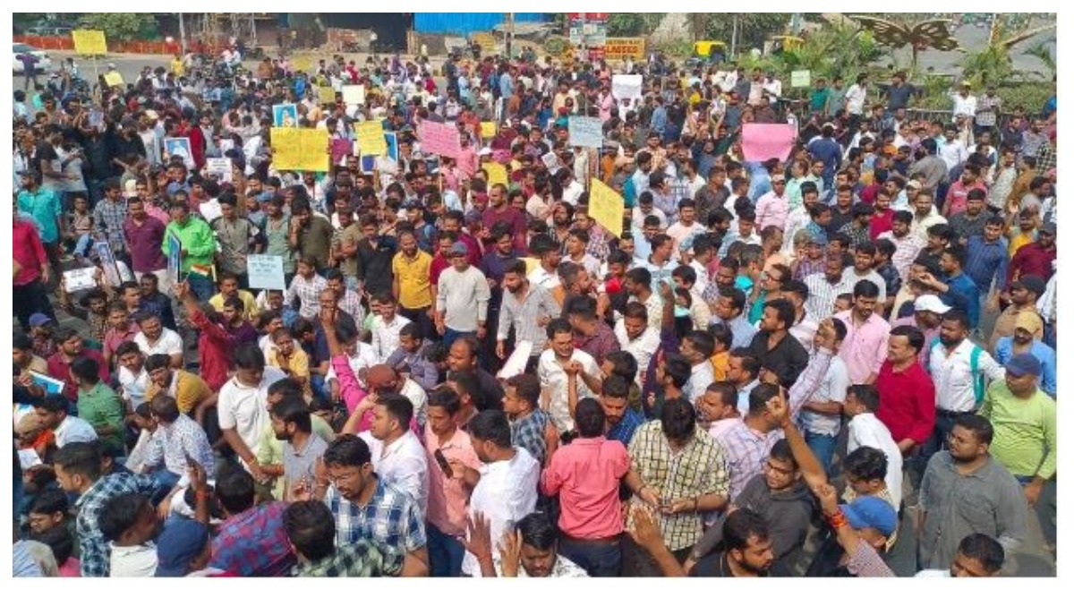 Photo of UPPSC Protest : प्रयागराज में अभ्यर्थियों का विरोध प्रदर्शन, आयोग ने परीक्षा दो दिन कराने का लिया था फैसला
