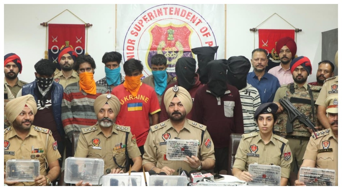 Photo of पंजाब पुलिस ने यूके आधारित जबरन वसूली सिंडिकेट सहित दो गिरोहों का किया पर्दाफाश, 7 पिस्तौल सहित 10 आरोपी गिरफ्तार