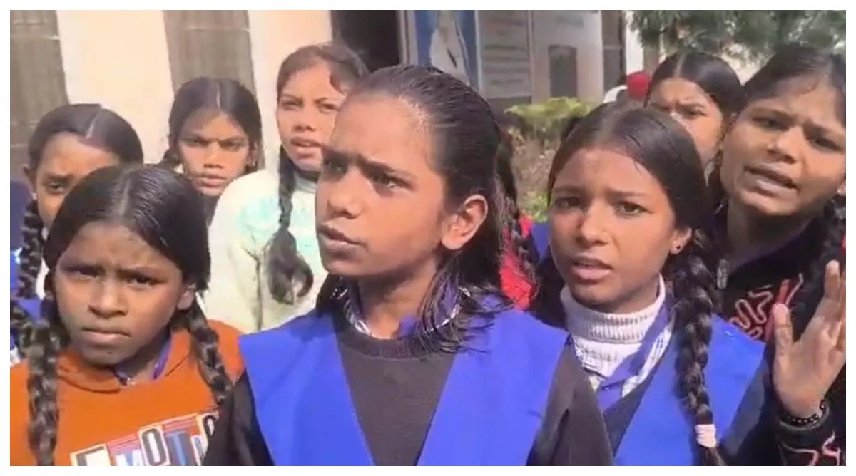 Photo of चिकन साफ करती और बर्तन धोती नजर आईं छात्राएं, कहा “जूठे बर्तन में बचा हुआ दूध भी…”