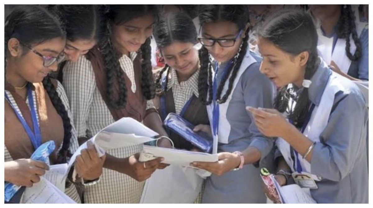 Photo of CBSE ने जारी की 10वीं-12 वीं डेटशीट, जानें कैसे करें डाउनलोड ?