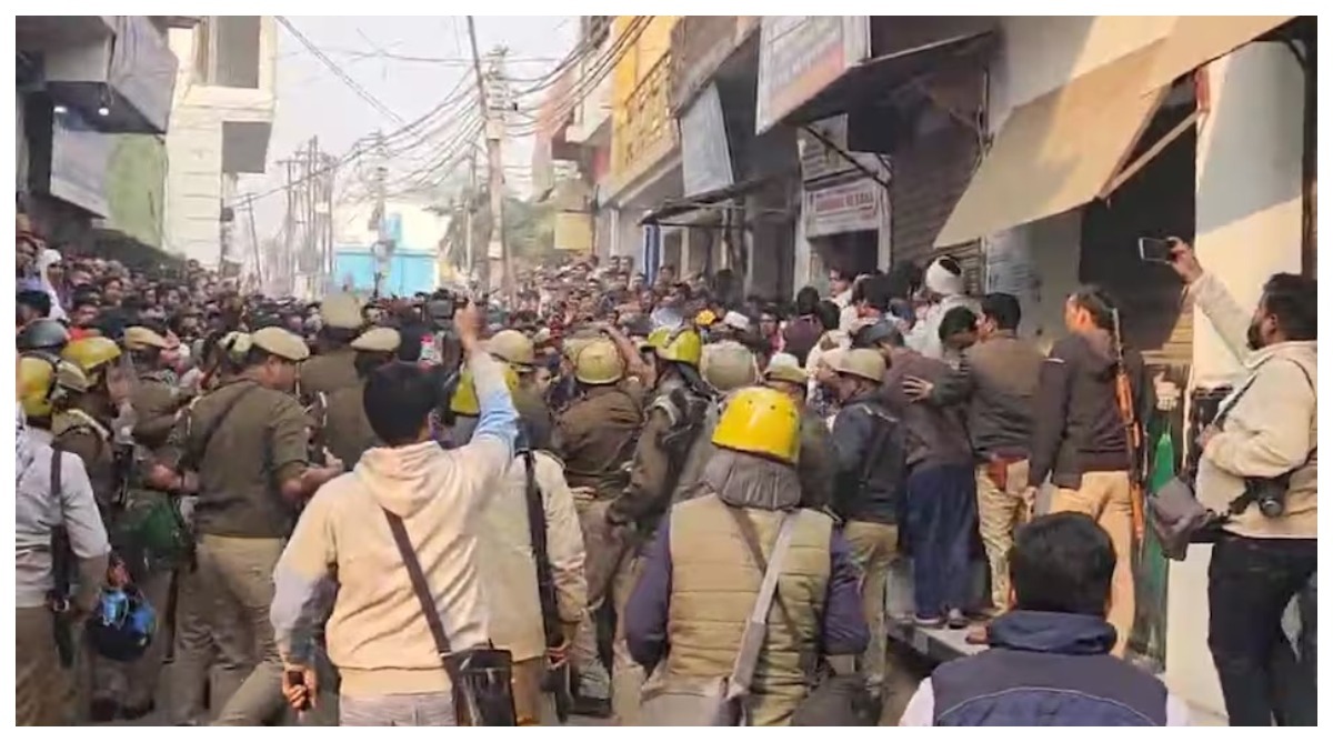 Photo of संभल की शाही मस्जिद के सर्वे पर मचा बवाल, भीड़ ने पुलिस पर किया पथराव