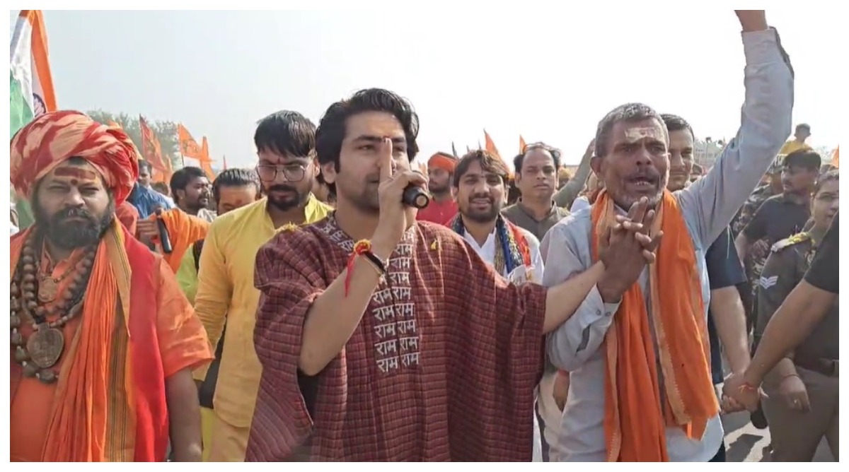 Photo of बाबा बागेश्वर ने मोबाइल से हमले के मामले पर दी सफाई, कहा “यह कोई हमला नहीं…”