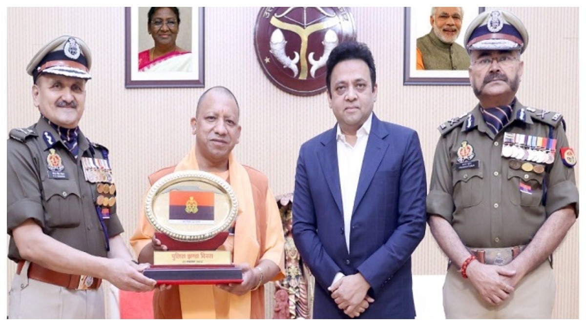 Photo of UP News: झंडा दिवस पर डीजीपी ने मुख्यमंत्री योगी आदित्यनाथ को फ्लैग लगाकर किया सम्मानित, भेंट किया स्मृति चिन्ह