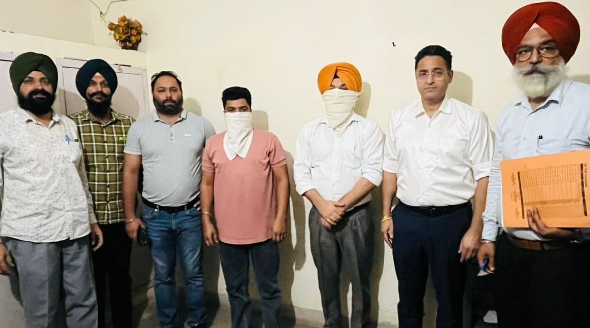 Photo of डीसी तरनतारन का निजी सहायक और उसका साथी 20,000 रुपये रिश्वत लेते रंगे हाथ गिरफ्तार