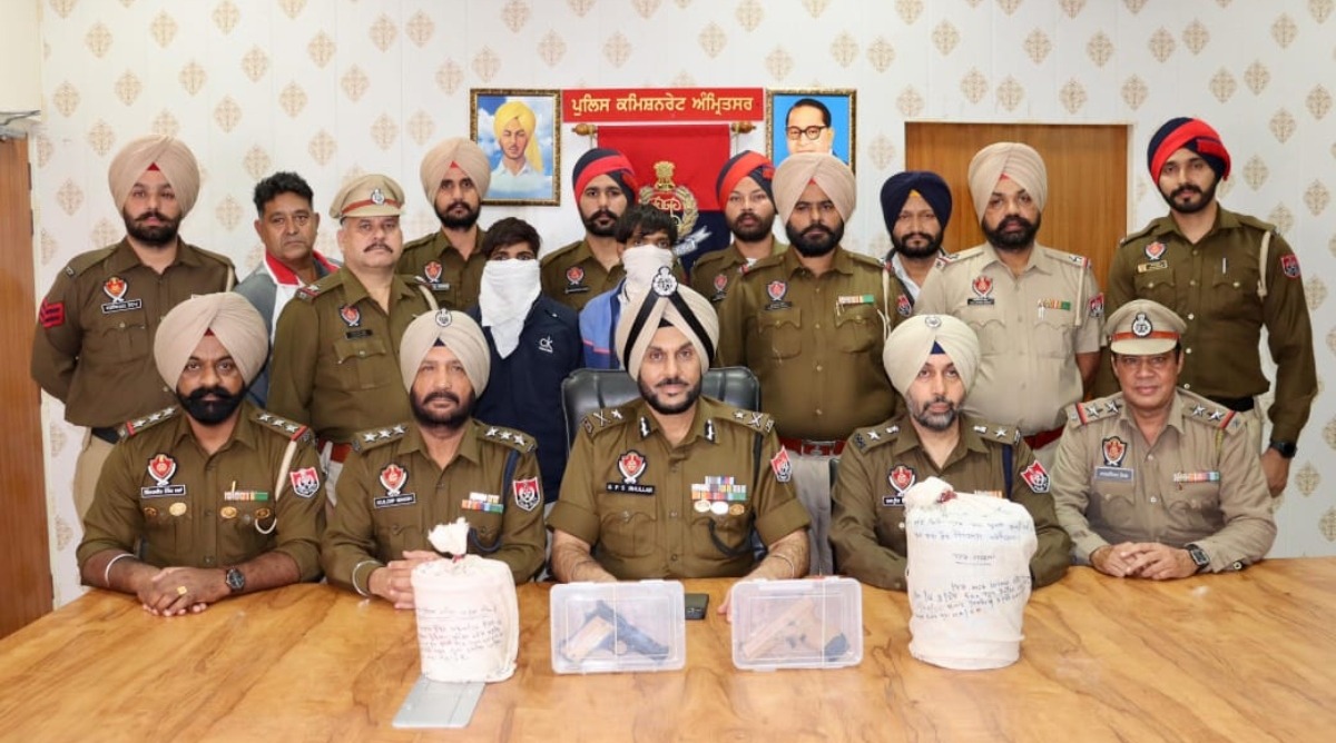 Photo of पंजाब पुलिस की बड़ी सफलता, मादक पदार्थों के साथ दो आरोपी गिरफ्तार, हथियार भी बरामद