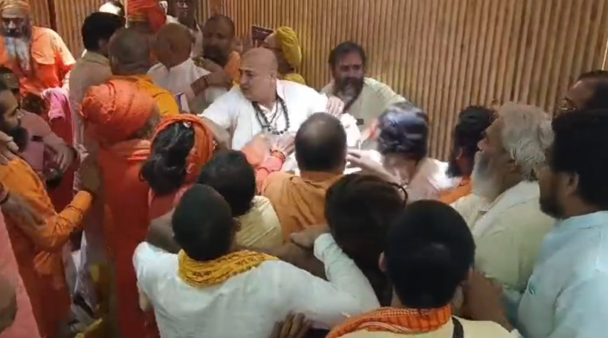 Photo of प्रयागराज में संतों की बैठक में हंगामा, दो गुट आमने सामने, हुई मारपीट