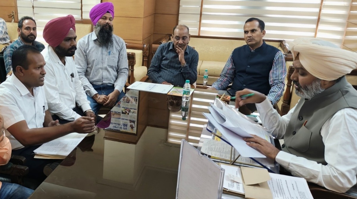 Photo of Punjab : वित्त मंत्री हरपाल सिंह चीमा ने एड्स कंट्रोल सोसाइटी के कर्मचारियों को दिया जीवन बीमा कवरेज का भरोसा